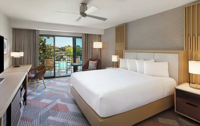 غرفة بسرير كينج بإطلالة على المسبح بشرفة، Hyatt Regency Monterey Hotel and Spa on Del Monte Golf Course 1/7
