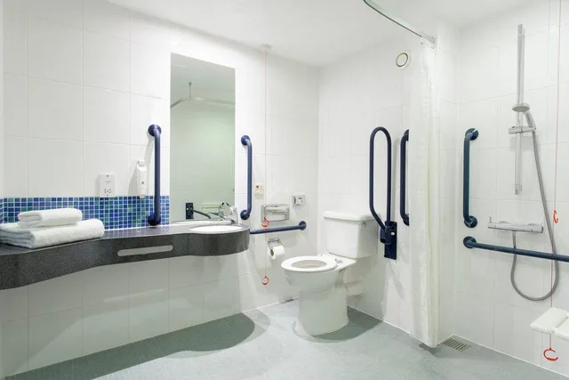 غرفة بسرير كينج لذوي الإعاقة، Holiday Inn Express Cheltenham 3/3