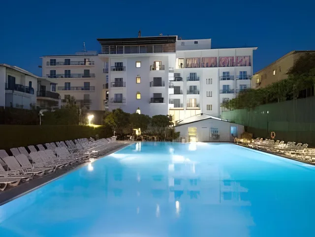 غرفة بسرير مزدوج أو سريرين منفصلين بإطلالة على المسبح، Grand Hotel Flora Sorrento 1/1