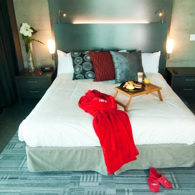 جناح بريستيج بسرير كينج، Grand Times Hotel Sherbrooke 3/8