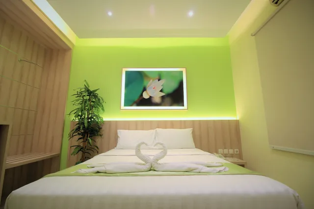 Executive, Queen Bed, Balcony, D'Bamboo Suites 1/10