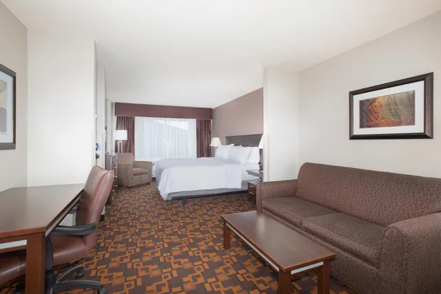 Deluxe, Suite, Accessible, Holiday Inn Express Hotel Suites Yankton 2/6