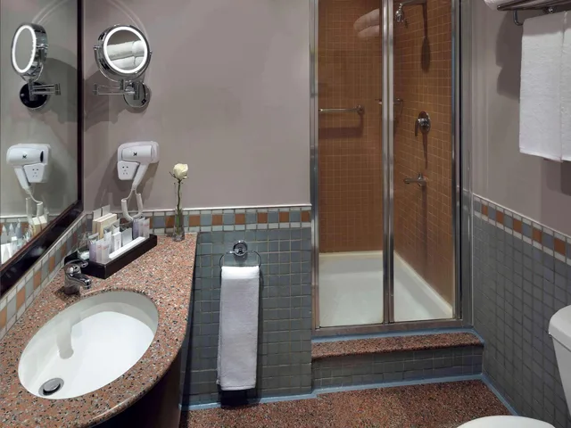 غرفة كلاسيكية بسرير كوين، أنوار المدينة موفنبيك(Anwar Al Madinah Movenpick) 3/3