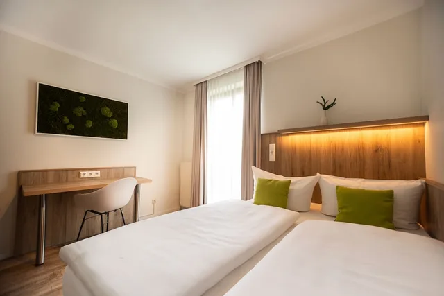 غرفة بسرير كوين، GOLDEN LEAF PERLACH ALLEE HOF 2/10