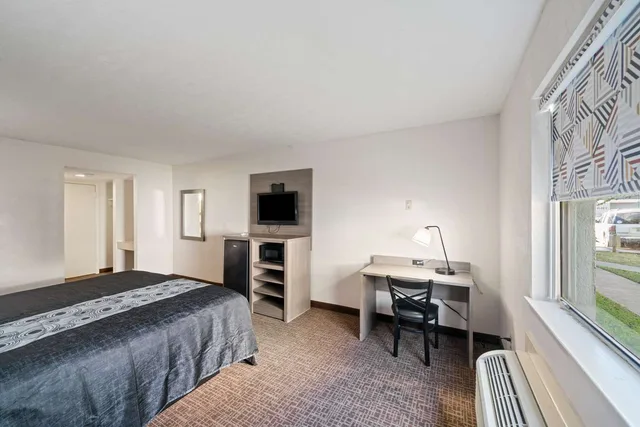 Comfortable, Guest Room, King Bed, Smoking، Americas Best Value Inn Brenham 5/8