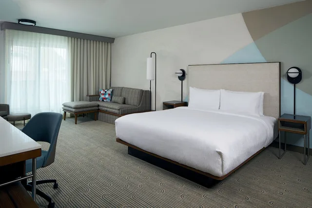 غرفة بسرير كينج بشرفة مع أريكة، Courtyard by Marriott Santa Barbara Downtown 1/10