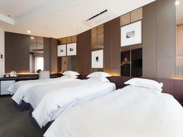 غرفة ثلاثية، The Riverside Hotel 2/2