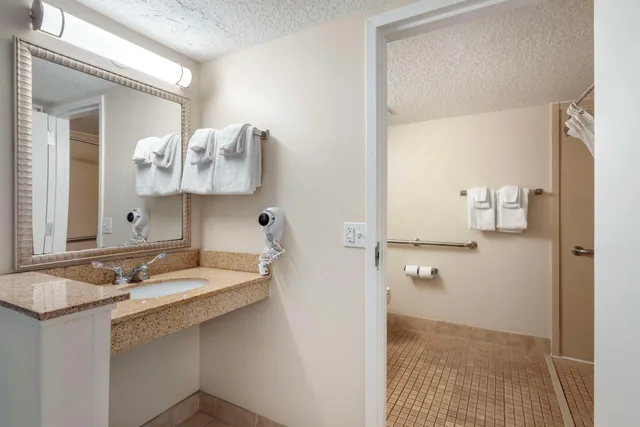 Room, King Bed, Partial Ocean View, Accessible, Best Western Cocoa Beach Hotel and Suites 2/2