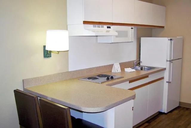 جناح بسرير كينج مع أريكة بمطبخ، Studio 6 Extended Stay Milwaukee Brookfield WI 9/9