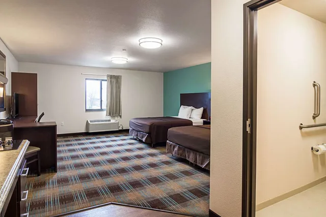 Efficiency, Suite, 2 Queen Beds, Accessible، Suburban Studios Monaca - Pittsburgh 2/3