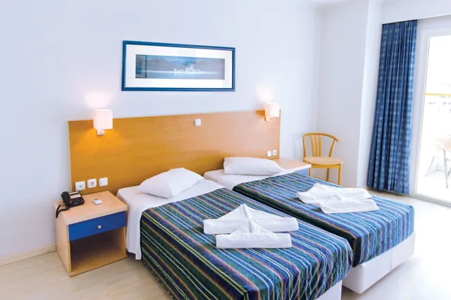 Room, Double or Twin Bed, Land View، Kosta Palace City Hotel 2/5