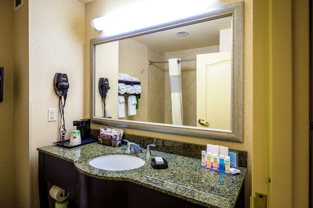 غرفة بسرير كينج، Hampton Inn Suites Natchez 10/10