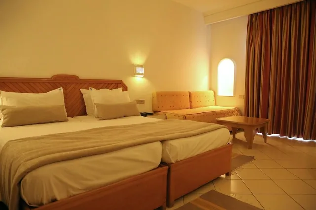 غرفة قياسية رباعية بسرير مزدوج وسريرين منفصلين، Hotel Golf Residence 6/10