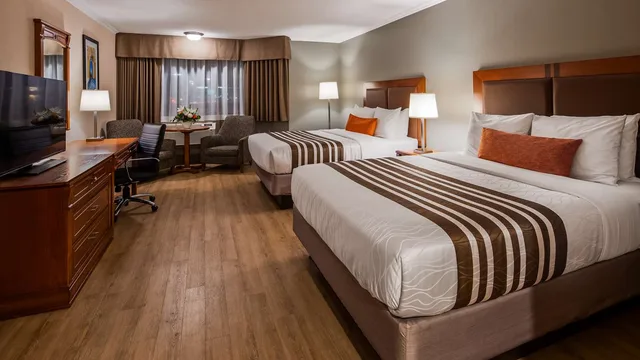 جناح بسريرين كوين بمنطقة جلوس، Best Western Plus Ottawa City Centre 2/9