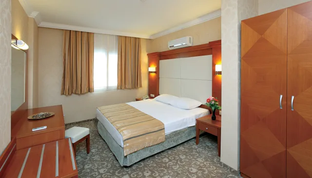 جناح جونيور، Julian Club Hotel 1/2