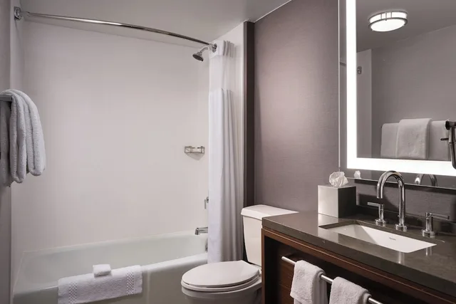 غرفة بسرير كينج مع أريكة، Courtyard Los Angeles Century City Beverly Hills 3/4