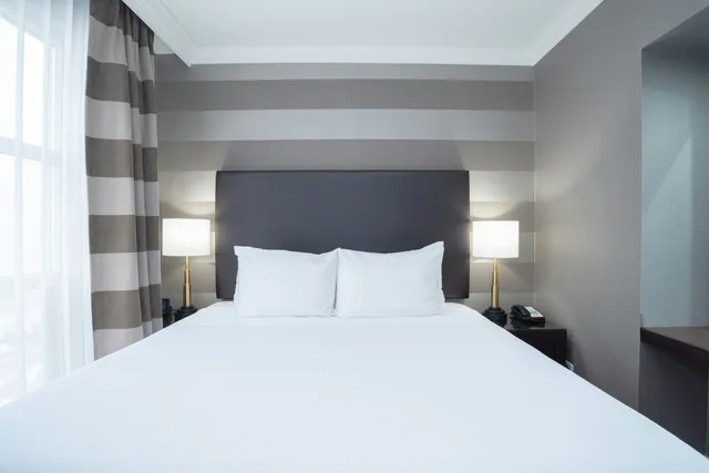 جناح بسرير كينج مع أريكة بمطبخ، Sandman Signature Mississauga Hotel 1/9