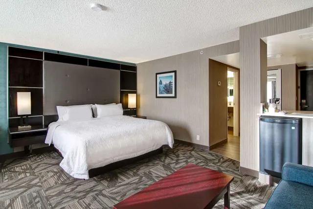 غرفة بسرير كينج، Hampton Inn & Suites by Hilton Calgary-Airport 1/3