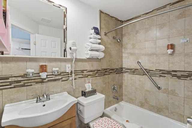 Efficiency, Suite, Queen Bed, Road Side، Plaza Beach Hotel Beachfront Resort 2/3