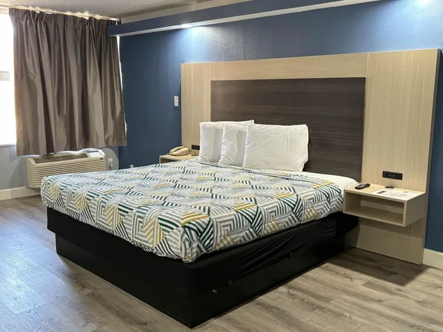 1 King Bed - Smoking, Micfridge, Studio6 Suites Memphis, TN – East Memphis 2/10