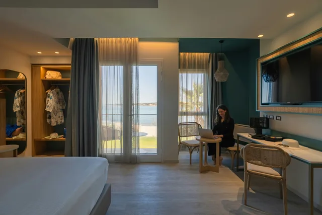 غرفة ديلوكس بسرير كينج بإطلالة على البحر، Terradamari Resort & Spa Marina di Modica, Tapestry Collection by Hilton 6/8