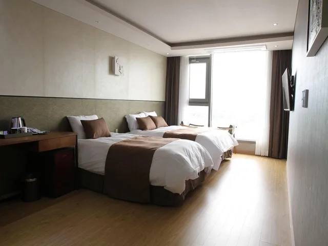 جناح جونيور بسرير مزدوج وسرير فردي، Black Sands Hotel 1/1