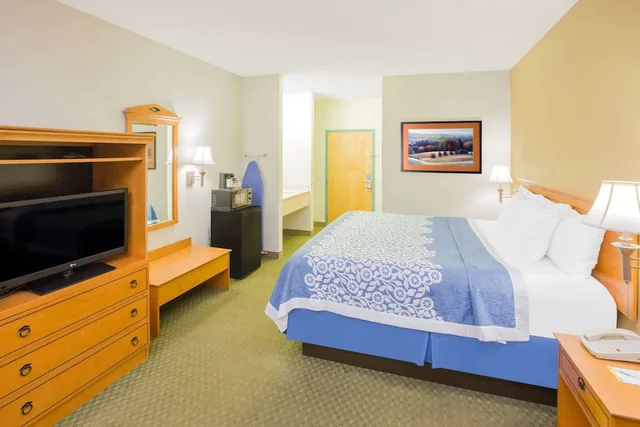 غرفة بسرير كينج، Days Inn by Wyndham Hattiesburg MS 1/5