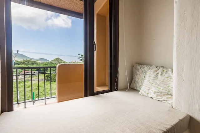 غرفة ثلاثية بسرير كوين وسرير فردي بإطلالة على الجبل بشرفة، Kenting Fairyland & Farm Guest House 8/9
