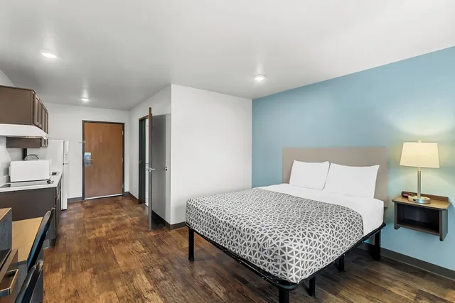 Room, Queen Bed, Bathtub, Accessible, WoodSpring Suites Austin North I-35 2/5