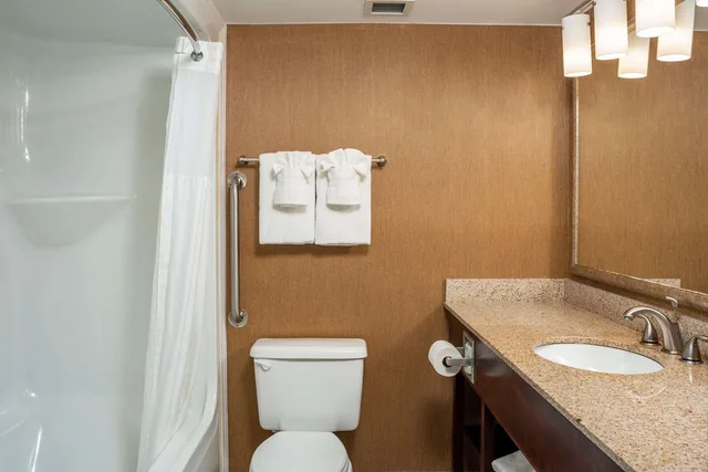 جناح بسرير كينج، Clarion Pointe Harrisonburg 3/3