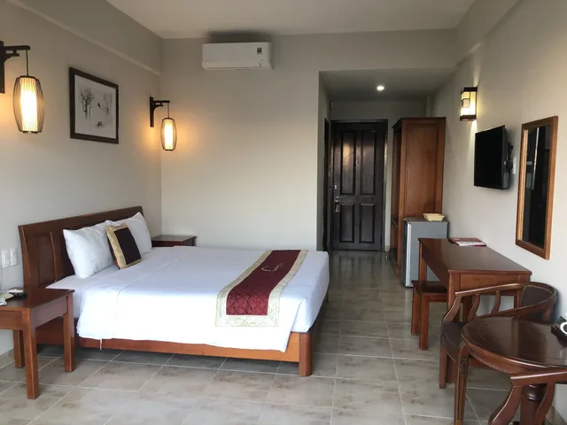 غرفة ديلوكس بسرير كينج بإطلالة على المسبح بشرفة، Sunshine Hotel 4/7