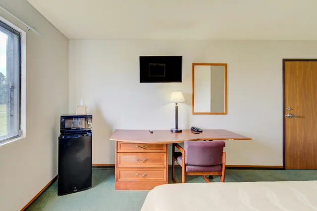 غرفة بسرير كوين لذوي الإعاقة، Capital O Amerihost Inn and Suites Kingdom City Hwy 54 MO 1/5