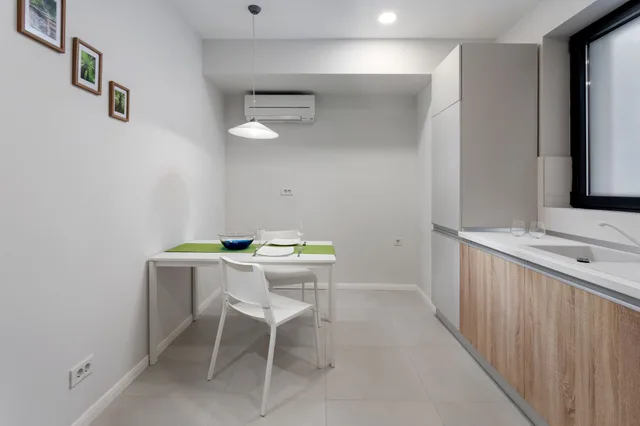 غرفة قياسية بسرير كينج بشرفة، Athina Suites Hotel 7/7