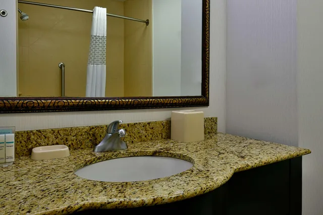 Room, 2 Queen Beds, Court View, Balcony، Hampton Inn & Suites Fredericksburg 4/4