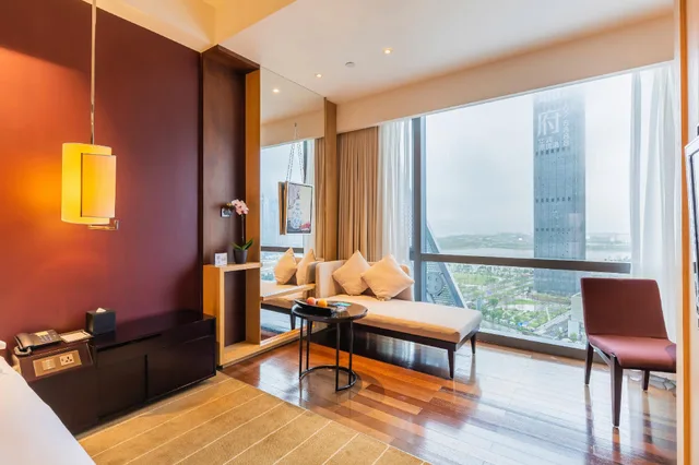 غرفة بسرير كينج وسرير كوين بإطلالة على البحر، Hotel Kapok Shenzhen Bay 2/2