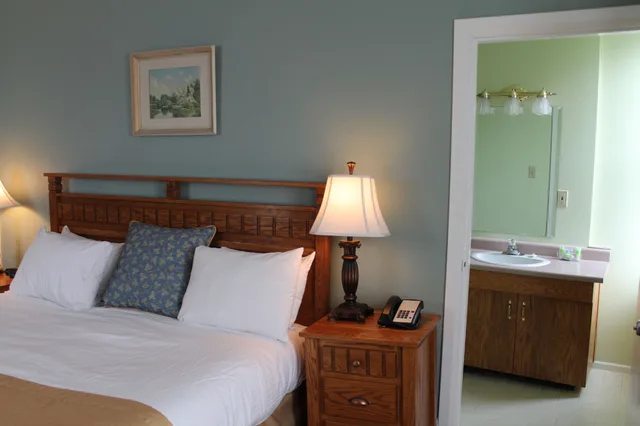 غرفة تقليدية بسرير كينج، James Bay Inn Hotel Suites Cottage 1/8