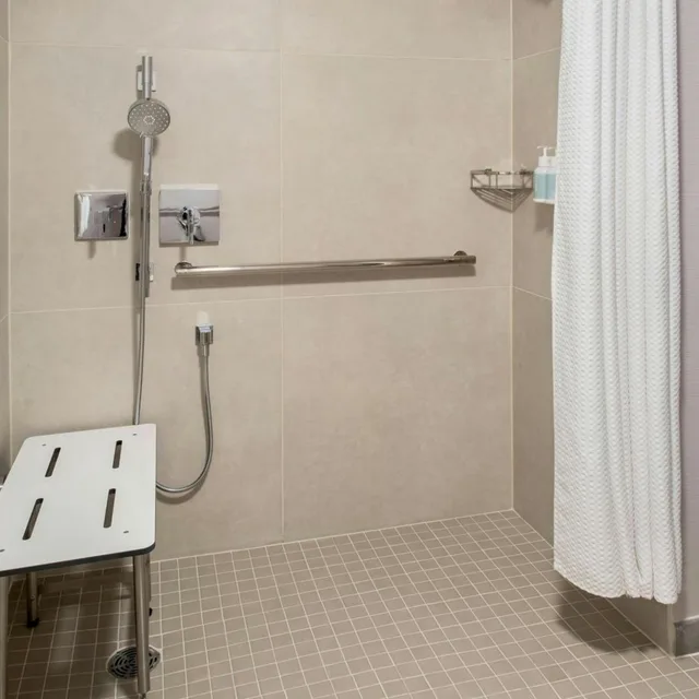 غرفة بسريرين مزدوجين بحوض استحمام لذوي الإعاقة، Courtyard By Marriott Newark Liberty International Airport 6/6
