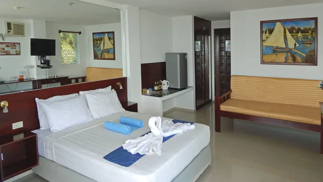 غرفة ديلوكس بسرير كينج بإطلالة على البحر بشرفة، Bohol Vantage Resort 3/3