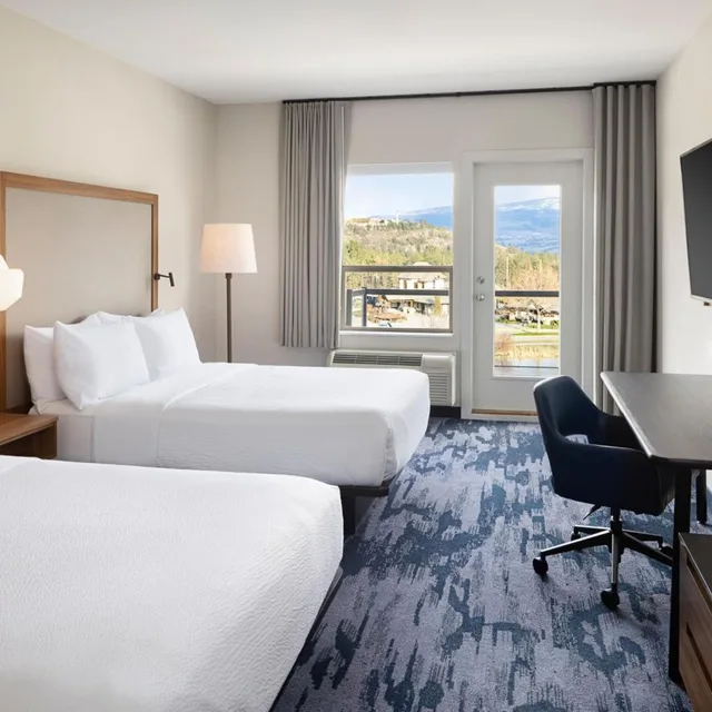 غرفة بسريرين كوين بإطلالة على الجبل بشرفة، Fairfield Inn & Suites West Kelowna 1/1