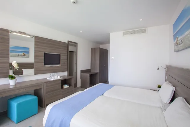 غرفة ديلوكس بسرير مزدوج بإطلالة على البحر، Limanaki Beach Hotel & Suites 3/4