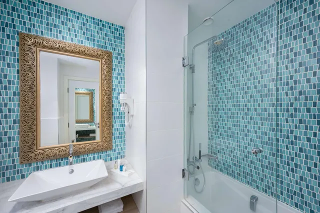 Family Suite, Queen Bed, Golf Course View, Balcony، Radisson Blu Resort, Saidia Garden 6/6