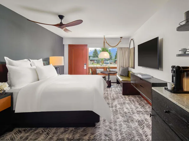 غرفة بسرير كوين، Fairmont Jasper Park Lodge 3/4