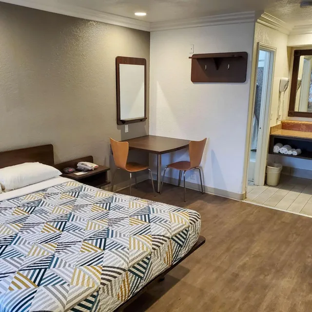 غرفة بسرير كوين لذوي الإعاقة، Studio6 National City, CA - Naval Base San Diego 1/7