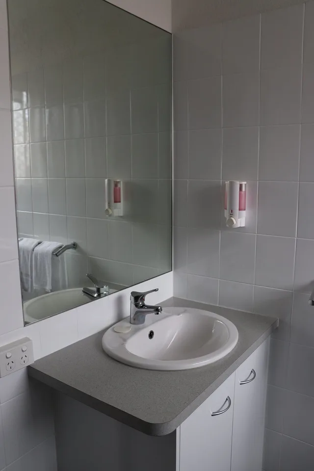 غرفة تنفيذية بسرير كوين وسرير فردي بمطبخ صغير، Bundaberg Spanish Motor Inn 5/5