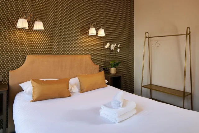Comfort, Double Bed, Hotel France Et De Guise 2/3