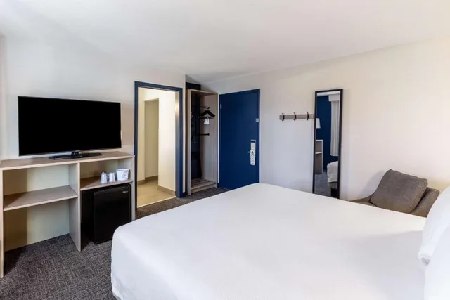 غرفة بسرير مزدوج لذوي الإعاقة، Spark by Hilton Glendale Phoenix North 4/6