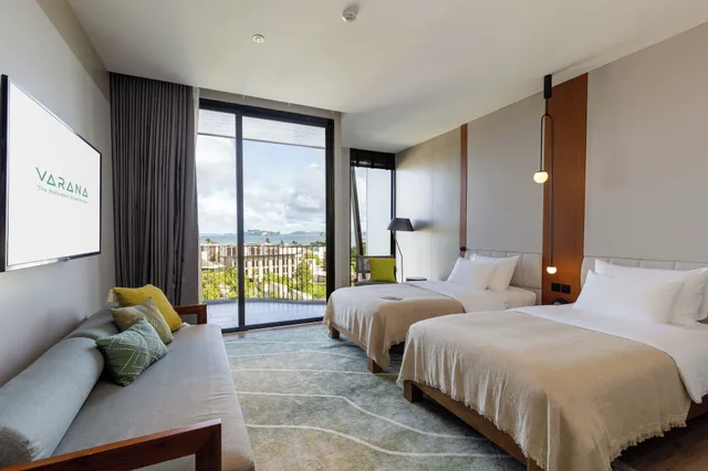 غرفة متصلة بسرير كينج وسريرين منفصلين بإطلالة على البحر، Varana Hotel 3/10