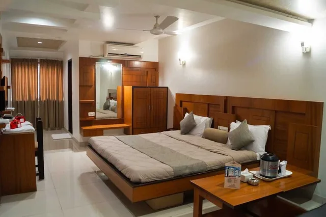 غرفة ديلوكس بسرير مزدوج، HOTEL AMBASSADOR VADODARA 9/10