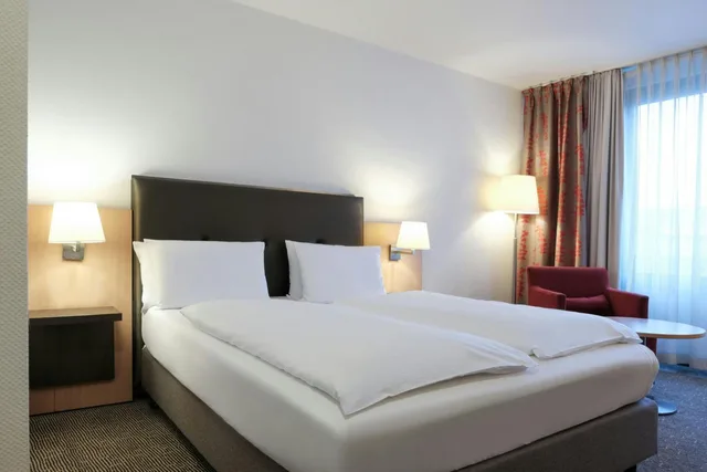 غرفة قياسية بسرير كينج وسرير كوين، FOUR Essen City Centre 7/10