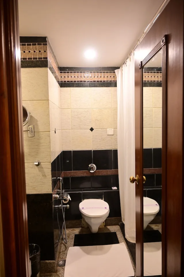 غرفة ديلوكس بسرير كينج، Empires Hotel Paradip 8/8